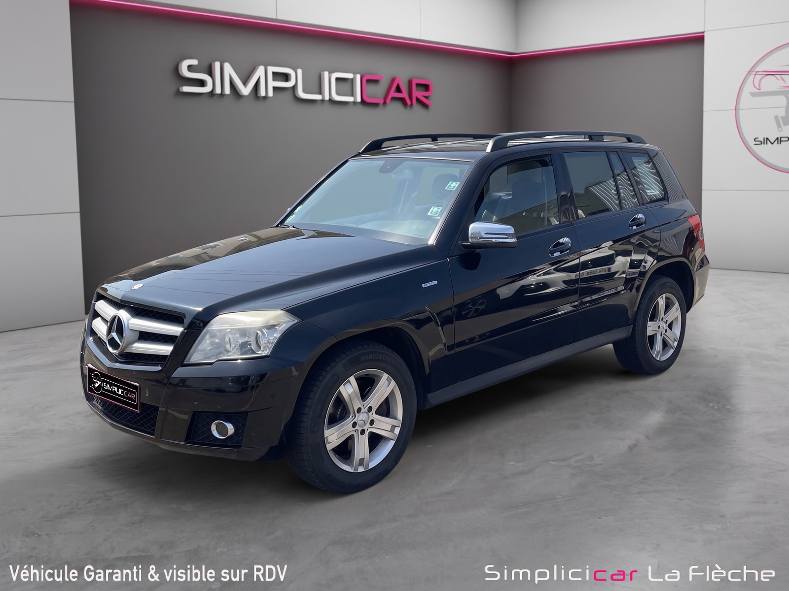 Mercedes GLK noir de trois quarts avant dans un showroom, après traitement