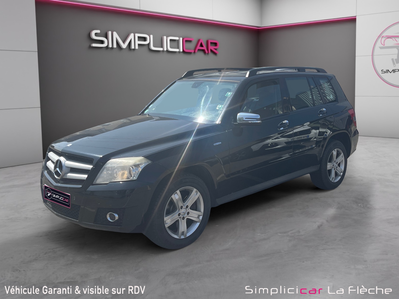 Mercedes GLK noir de trois quarts avant dans un showroom, avant traitement