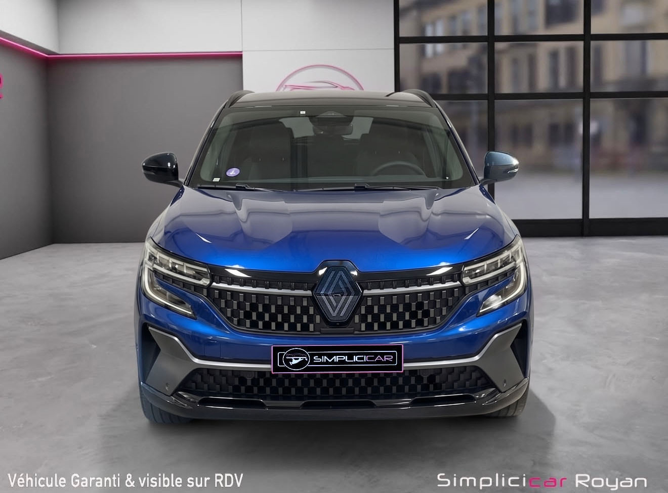 Renault Austral bleu de face dans un showroom, après traitement